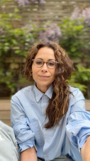 Minnie Driver Instagram - In accordance with the great, bellowing cry that should be heard in every town, village  and city in the United States #letamericaread !!! Celebrating #librarians today and every day. Book banning is a specious practice, and in America, feels in utter violation of  the fundamental principle of the first amendment . Please lobby for librarians and libraries, ( whoever thought books would need a lobbyists? )and for the access to all literature without censorship. @letamericaread