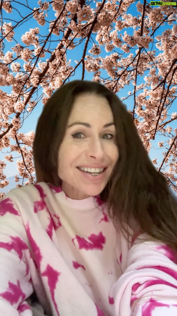 Minnie Driver Instagram - ALL NEW MINNIE QUESTIONS COMING DOWN YOUR EAR-WAYS, WEDNESDAY, MARCH 13th! #newseason #podcast #minniequestions #minniedriver 💫