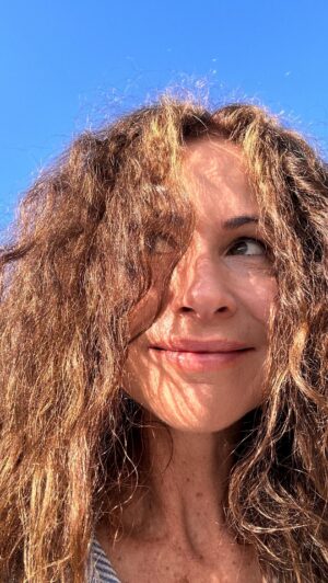 Minnie Driver Instagram - Just because everyone’s doing it, doesn’t mean you shouldn’t also do it . #in   #out #2024 #happynewyear much, much love ❌💫⭕️