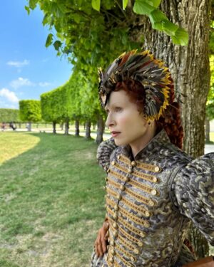 Minnie Driver Instagram - Perhaps the greatest character I have  ever played 👑An honor and a privilege to have joined the extraordinary cast of Season 2 of #theserpentqueen as Elizabeth I . Coming this summer on @starz  This astonishing look created by @jennyrhodesmclean and @bethany.j.long and Karen Serrault🖤🌹 #minniedriver #samanthamorton #queens