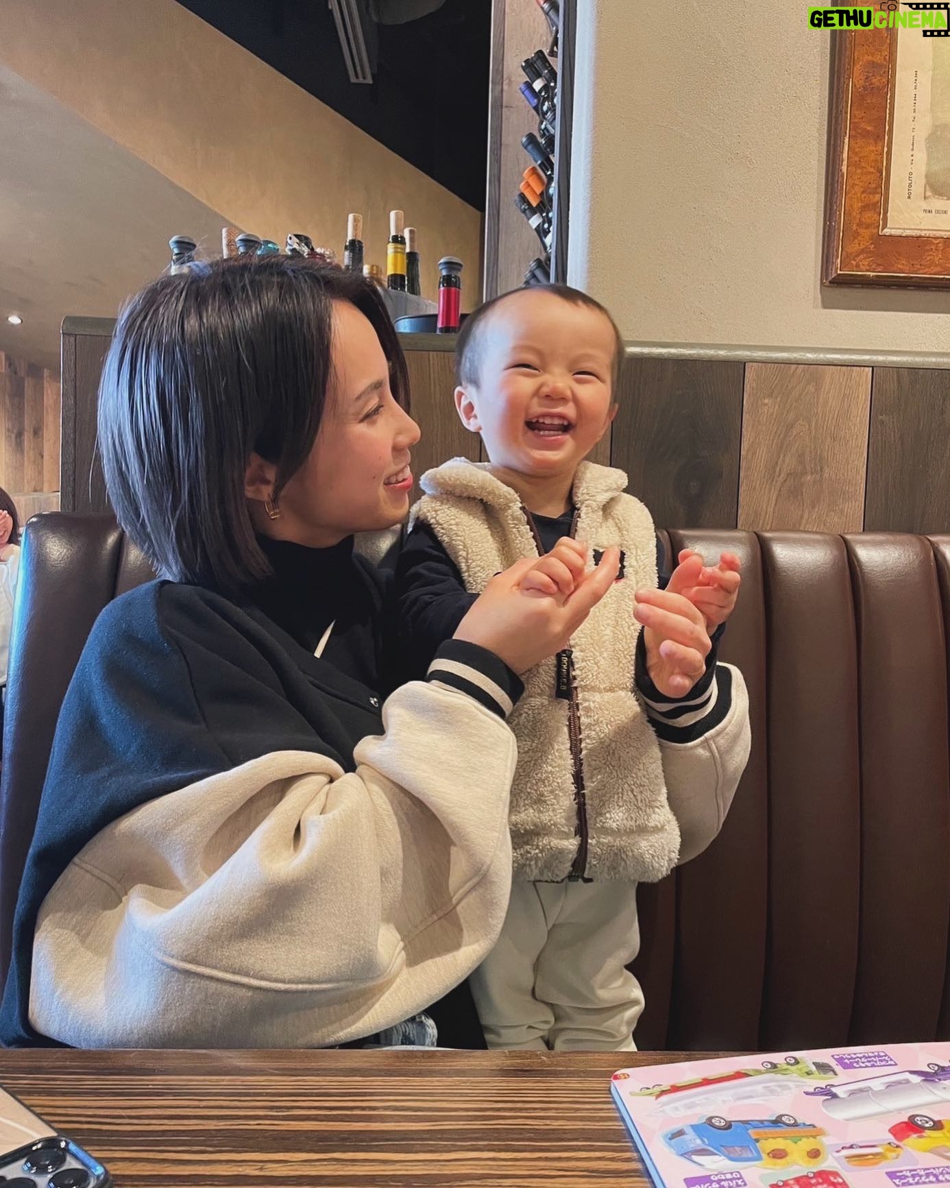Minori Inudo Instagram - 毎日本当に考えさせられる。 毎日毎日同じことをずっと言い続け、言い方を変えて、教え方を変えて、考え方を変えて、どうしたらわかってくれるんだろうって必死なんだけど、、なかなかわかってもらえず、、。 でも出来ることも増えて、ましにはなっていたり と思いきや、違うことで大変になったり、、、 でもそんなもんだよねって自分に言い聞かせてはいるものの不安だよねぇ。。 子どもの目線になって考えることが1番なんだけど なかなか言葉で伝えられないから、憶測でしか考えてあげられなくて、、、 でも叱るところは叱らないと何でもやっていい。になってしまうから本当に難しいところ🥲 伝えるって難しいね🥹 きっと今伝えてることは、すぐ伝わってなくても きっと貯金されてて、急にわかってくれるようになるよね 諦めないことが大切。 世の中の子育て中のママ、パパ、おつかれさまです🥹 #子育て #ママ #パパ