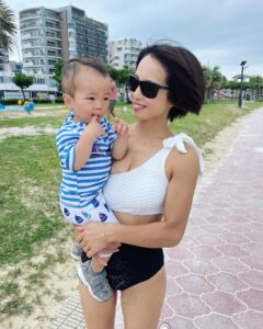 Minori Inudo Instagram - またすぐ行きたいね🏝️沖縄😎 #沖縄 #ビーチ #親子 #水着