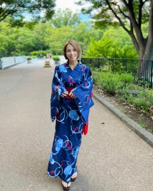Minori Inudo Instagram - 今日は夏祭りへ🍉
夏休み満喫してます🌻
今回は浴衣、ネイビーにしてみました！どうだろ？？🌸
いつも白とか水色とか選んじゃうんだけど今回はこの色☺️

一枚目、
帰ってきて家で撮ったけど
なんか腕出ちゃってる📷笑
浴衣で抱っこって結構鬼だね🤣

#夏祭り #夏休み #浴衣
#ネイビー #ショートカット 
#ショートボブ