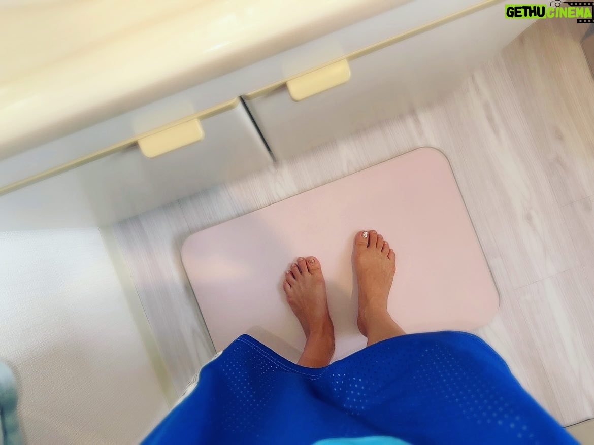 Minori Inudo Instagram - #スマートバスマット でいつも体重管理しています🌼地味に最後の動画で体重公開してます。笑 重いけど別に気にしてない😂 バスマットと体重計が一緒になってるから乗ろうと思わなくても勝手に乗るよね🛀 あと、 メモらなくても勝手に記録されてるから楽なんだよね🥹 ちなみにゆうしんのも勝手に記録されてる👦 乗る人によって勝手にモードが切り替わってその人のところに記録されるよ✨ おすすめです✌️ @issin.cc #体重記録 #体重管理 #体重公開 笑