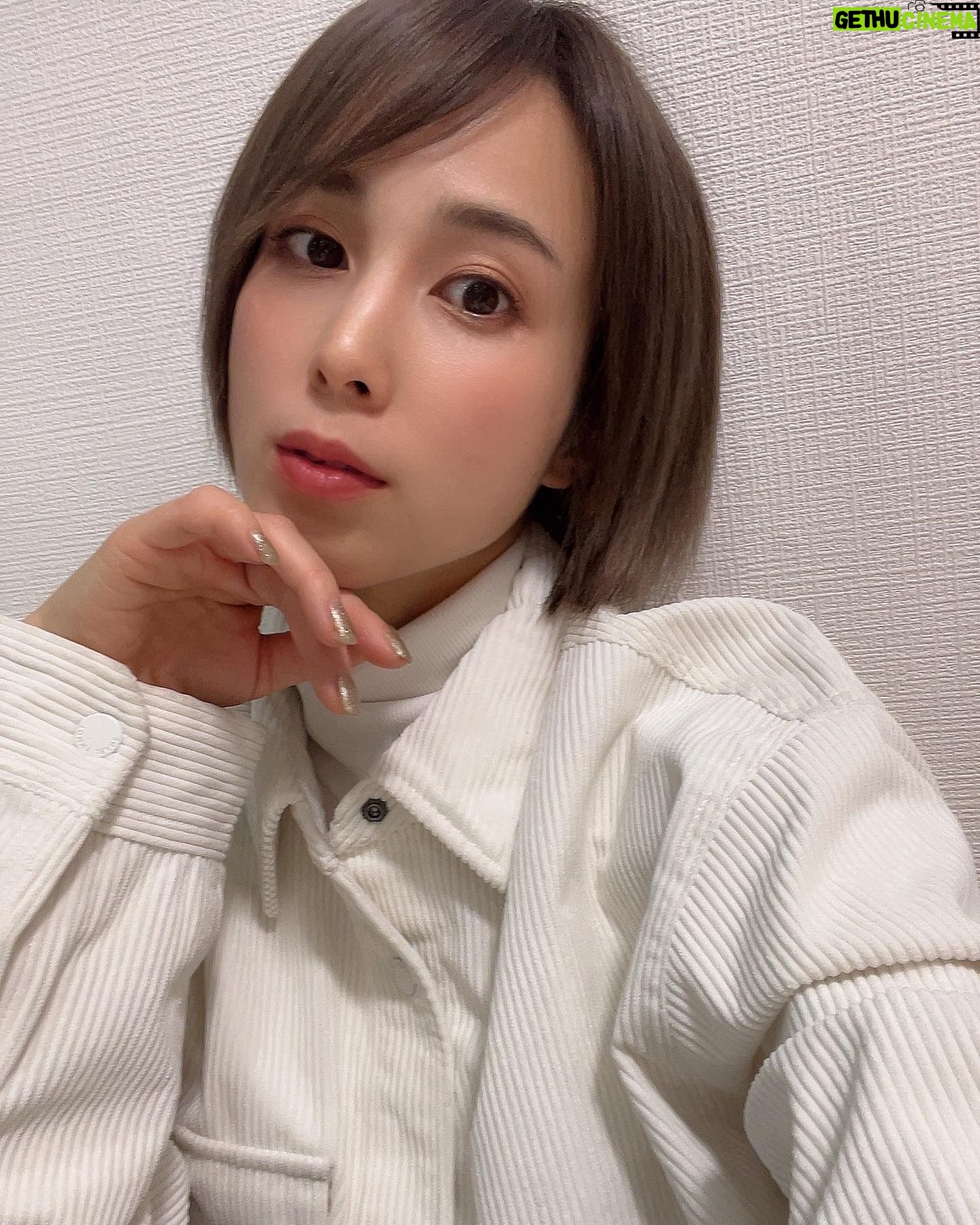 Minori Inudo Instagram - 髪切ったよ⛄️前髪も久しぶりに👩🏻🦰 ___________今日の小言__________👦 今日もゆうしんに色々投げられました。 (ご飯の時とかおもちゃ)自分が落としたものは自分で拾うまで言ったり もしくは一緒にやろって誘ったり、、、 そしたらしっかりお片付けまでしてくれました😭 その後ごはんで、食べ物捨てられた時は 👶が拾う気なしで... その時は私は部屋から出て行き別の部屋へ移動。 そしたらこっちにきてうしろからハグしてました。(これは嬉しすぎる🤣笑)その後しっかり片付け🙆♂️ 今日も色々と伝わっていますように。 #ショート #子育て #子育て日記