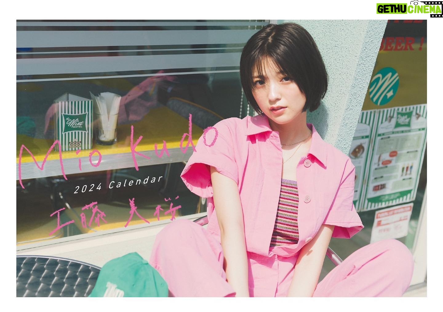 Mio Kudo Instagram - カレンダー2024 表紙が解禁になりました🩷 やぶPイチオシのピンクつなぎです! そしてなんとですね、タイトルや名前が手描きなんです!! 今年もこだわりがたくさん詰まったカレンダーになりました💐 ご予約はすでに各サイトにて受付中です〜! そしてそして!!! カレンダー購入特典イベントもあります! やった〜!今年も開催することができてとっても嬉しいです♪ 11/23(木祝)都内にて 参加方法や詳細は徐々にお知らせしていきますね〜!!
