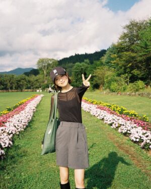 Mio Kudo Instagram - 本日24歳のお誕生日を迎えました！
あたたかいお祝いメッセージ、たくさん届いています。ありがとうございます☺️

23歳は新しい出会いがあり、別れもあって
プライベートでもお仕事でも新しい経験をしたり…
自分の中でちょっぴり成長できたかな？と感じる歳でした

24歳も初心と感謝を忘れず、私のペースでがんばります！色んなことにチャレンジする気持ちも忘れたくないですね！

あ、あと…歳を重ねるごとに感じるのは、健康であることが1番だな…と。（笑）
最近涼しくなってきて過ごしやすくなってきましたが、みなさまも身体には気をつけて…過ごしましょうね💐

いつもありがとう〜！！