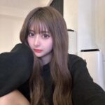 Mirai Yokoda Instagram - 皆から最近髪の毛褒められるのめっちゃ嬉しい😶💓💓 よく使ってるシャンプー質問あるから激推しの紹介 @cosme とかクチコミでもずっと人気だったCLAYGEのシャンプーが最近リニューアルしたやつがボトルもめっちゃ可愛くてお気に入り🤫🤫 本当に洗い心地がめちゃくちゃ気持ちくて毎日サロン帰りみたいに最高なんよ😮‍💨💓 みらい何回もブリーチしてパサパサしやすいんだけど、しっかりダメージケアもしてくれて本当にサラサラ🙏🏻 フローラルムスクの香りも本当に良過ぎるし何の匂いか聞かれる🙋‍♀️ 皆にもぜひ使ってみて欲しい💚💚 ロフトとかドンキとかにあるから、近くのお店でチェックしてみて！ #PR #New_CLAYGE #CLAYGE #クレージュ #実感型スパ #シャンプー