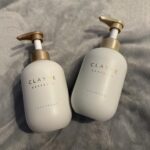 Mirai Yokoda Instagram - 皆から最近髪の毛褒められるのめっちゃ嬉しい😶💓💓 よく使ってるシャンプー質問あるから激推しの紹介 @cosme とかクチコミでもずっと人気だったCLAYGEのシャンプーが最近リニューアルしたやつがボトルもめっちゃ可愛くてお気に入り🤫🤫 本当に洗い心地がめちゃくちゃ気持ちくて毎日サロン帰りみたいに最高なんよ😮‍💨💓 みらい何回もブリーチしてパサパサしやすいんだけど、しっかりダメージケアもしてくれて本当にサラサラ🙏🏻 フローラルムスクの香りも本当に良過ぎるし何の匂いか聞かれる🙋‍♀️ 皆にもぜひ使ってみて欲しい💚💚 ロフトとかドンキとかにあるから、近くのお店でチェックしてみて！ #PR #New_CLAYGE #CLAYGE #クレージュ #実感型スパ #シャンプー