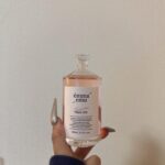 Mirai Yokoda Instagram - #PR これみらいが最近ハマってるオイルなんだけど 天然由来成分99%で作られたオイルで、髪の毛、顔、体、爪にも使えるマルチオイルスタイリングなの😭💖 重すぎる軽すぎずでちょうどいいバランスに仕上げてくれて 香りもピオニー＆ムスクの香りでみらいの好きな香りで 香水の邪魔しないふんわり漂うからほんとに使いやすい😻 オススメだから使ってみてねん🫶🏻