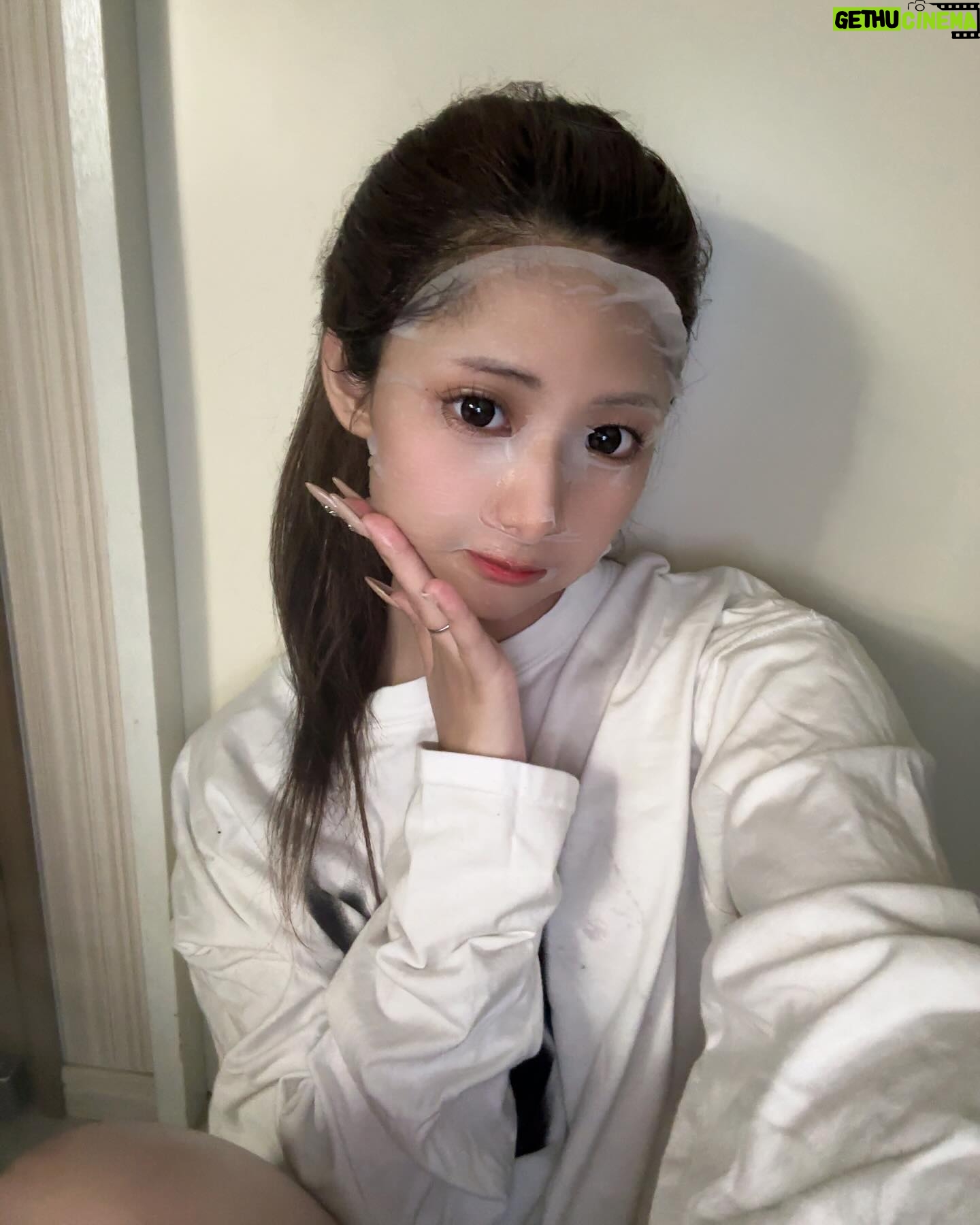 Mirai Yokoda Instagram - 大人気大容量マスク、クオリティファースト最近毎日使ってる😭💕 私はザ・ダーマベストVC100プラスレチノールを使ってて、毛穴とかくすみとか、いろんな肌悩みを全方位でケアしてくれるシリーズ最高峰のマスクなんだって🥹 しかも3分ケアなのが最高なのよ✌🏻🤍 密着力もめちゃくちゃ良いし、 はがした後馴染ませたらしっとりして気持ちいい!! ザ・ダーマシリーズは毎日使いすることで、 肌の基礎力を高めることを考えてつくられてるらしいの、、☺ 皆も毎日シートマスクして美肌を手に入れよー❤️🔥 #クオリティファースト #ザダーママスク #シートマスク #スキンケア #美容