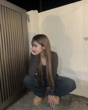 Mirai Yokoda Instagram - SHEINで冬服コーデ選んでみた🙏🏻🩷

お買い上げ金額1～5,999円まではセール価格より15%OFF、6,000円以上は20%OFFが適用されるよ〜🖖🏻🖖🏻
利用期限は、1月31日まで！！！

1コーデ目  トップス → 12032061
  ジーンズ →13651883
  ブーツ →  21414991

2コーデ目  トップス→  12927960
  ジーンズ→  13652152
  ブーツ→21414991

どっちも可愛くてお気に入り💚💚
【試すたび、好きが見つかる。届くたび、好きが増えてく】🩷🩷

クーポンコードは、【BFJP216】 
みんなチェックしてみてね🌙

#PR #SHEINGoodFinds#SHEINblackfriday
#SHEINforAll #loveshein #ad #saveinstyle
@shein_japan