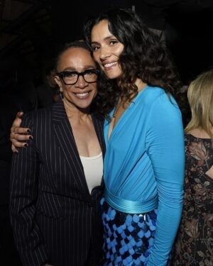 Miranda Rae Mayo Instagram - @nbc & @people Thank you for having us!!

✨Hair: Jada Richardson @mzjada_d 
✨Make up: Karen Brody @chicagomakeupartists 
✨Styles: Wouri Vice @therealwourivice 

📸 NBC 

@nbconechicago