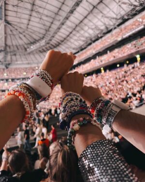 Mireia Oriol Instagram - En febrero se me fue un poco la olla y me compré una entrada para ir a Estocolmo a ver a @taylorswift (gracias @adrenalicia_ por hacerlo posible) el domingo 19 de mayo. Y, bueno, no se durmió mucho pero fue bastante increíble 🤍✨🧚🏻🥲⭐️