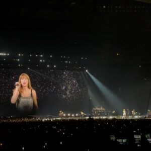 Mireia Oriol Instagram - En febrero se me fue un poco la olla y me compré una entrada para ir a Estocolmo a ver a @taylorswift (gracias @adrenalicia_ por hacerlo posible) el domingo 19 de mayo. Y, bueno, no se durmió mucho pero fue bastante increíble 🤍✨🧚🏻🥲⭐️