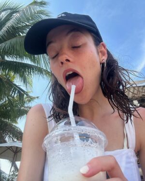 Mireia Oriol Instagram - Ayer estuvimos en las Phi Phi ⛱️☀️🌊 alquilamos un kayak y fue una realidad que Júlia es mucho más fuerte que yo remando, si no fuera por ella seguiríamos en Nui Beach