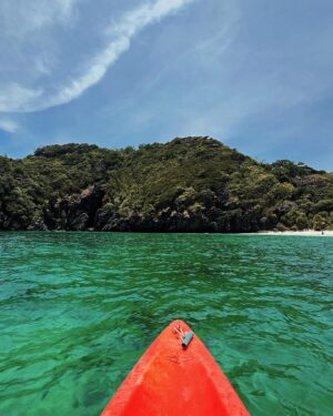 Mireia Oriol Instagram - Ayer estuvimos en las Phi Phi ⛱️☀️🌊 alquilamos un kayak y fue una realidad que Júlia es mucho más fuerte que yo remando, si no fuera por ella seguiríamos en Nui Beach