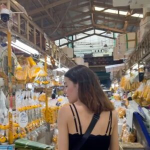 Mireia Oriol Instagram - Bangkok y un poquito en Chiang Mai (que por cierto, tiene una energía muy especial)🍚🇹🇭🫀👯🦂🌞🍌🛵🛺🧘🏻

1. Muy feliz en un restaurante sin gluten en Chiang Mai (sí, nos estamos haciendo ruta gastronómica gluten free por Tailandia)
2. Wat Phra Kaew 
3. Flores por todos lados en cada esquina 
4. Chinatown 
5. Los atardeceres en el Chao Phraya
6. Ruta gastronómica sin gluten 
7. Júlia siendo discreta 
8. Otro atardecer cerca del Chao Phraya ✨🤍