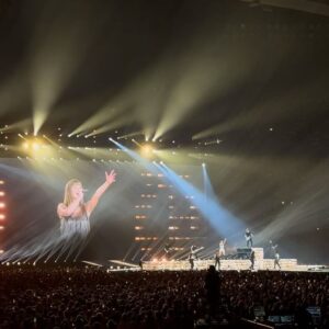 Mireia Oriol Instagram - En febrero se me fue un poco la olla y me compré una entrada para ir a Estocolmo a ver a @taylorswift (gracias @adrenalicia_ por hacerlo posible) el domingo 19 de mayo. Y, bueno, no se durmió mucho pero fue bastante increíble 🤍✨🧚🏻🥲⭐️
