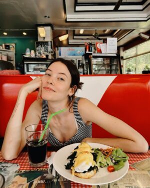 Mireia Oriol Instagram - Bangkok y un poquito en Chiang Mai (que por cierto, tiene una energía muy especial)🍚🇹🇭🫀👯🦂🌞🍌🛵🛺🧘🏻

1. Muy feliz en un restaurante sin gluten en Chiang Mai (sí, nos estamos haciendo ruta gastronómica gluten free por Tailandia)
2. Wat Phra Kaew 
3. Flores por todos lados en cada esquina 
4. Chinatown 
5. Los atardeceres en el Chao Phraya
6. Ruta gastronómica sin gluten 
7. Júlia siendo discreta 
8. Otro atardecer cerca del Chao Phraya ✨🤍
