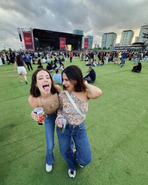 Mireia Oriol Instagram - Un més 🤍🍻 @estrelladammcat @estrelladamm 

@primavera_sound
