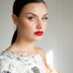 Mirela Balić Instagram – Gracias a todos los compañer@s, amigos y prensa que habéis visibilizado y alzado la voz ante esta inadmisible situación . A estas alturas cuesta creer que aún tengamos que luchar por este tipo de comentarios que a tant@s les parece inofensivo y que son el trasfondo de abusos mucho mayores. No queremos espacios peligrosos. Ni callarnos. Ni correr tupido velo sobre este tipo de agresiones.
Hay que pasar a la acción. Defender con firmeza, visibilizar y denunciar.
Así ha sido y de corazón agradezco esta revolución que ha ocurrido gracias al apoyo y sostén de tod@s vosotr@s.
Qué bonito ver que me arropa una red segura de amigos y compañer@s dentro y fuera de la profesión que saldrán a defender lo que no habría ni que cuestionar si quiera. Me siento afortunada y protegida. Gracias. Seguimos la lucha. Seguimos la revolución.
Gracias @sofia.camarenaa por apoyar mi revolución haciéndome sentir una diosa. @yslbeauty #yslbeauty #makeuplook
Gracias @houseoflukemartin por tanto amigo.
Pero sobretodo por expresar MI LIBERTAD a través de la moda como hacemos. Te quiero.
Gracias @dypcomunicacion por apoyarme y tomar medidas. Solo así cambian las cosas.
Y por último, qué rabia me da que por este tipo de situaciones no esté hablando en primer lugar del enorme trabajo de los compañeros de #locomia Gracias por hacerme salir del visionado con más ganas de revolución que de silencio. ✨
