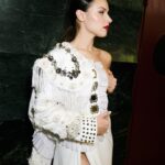 Mirela Balić Instagram – Gracias a todos los compañer@s, amigos y prensa que habéis visibilizado y alzado la voz ante esta inadmisible situación . A estas alturas cuesta creer que aún tengamos que luchar por este tipo de comentarios que a tant@s les parece inofensivo y que son el trasfondo de abusos mucho mayores. No queremos espacios peligrosos. Ni callarnos. Ni correr tupido velo sobre este tipo de agresiones. 
Hay que pasar a la acción. Defender con firmeza, visibilizar y denunciar.
Así ha sido y de corazón agradezco esta revolución que ha ocurrido gracias al apoyo y sostén de tod@s vosotr@s.
Qué bonito ver que me arropa una red segura de amigos y compañer@s dentro y fuera de la profesión que saldrán a defender lo que no habría ni que cuestionar si quiera. Me siento afortunada y protegida. Gracias. Seguimos la lucha. Seguimos la revolución.

Gracias @sofia.camarenaa por apoyar mi revolución haciéndome sentir una diosa. @yslbeauty #yslbeauty #makeuplook 

Gracias @houseoflukemartin por tanto amigo. 
Pero sobretodo por expresar MI LIBERTAD a través de la moda como hacemos. Te quiero.

Gracias @dypcomunicacion por apoyarme y tomar medidas. Solo así cambian las cosas. 

Y por último, qué rabia me da que por este tipo de situaciones no esté hablando en primer lugar del enorme trabajo de los compañeros de #locomia Gracias por hacerme salir del visionado con más ganas de revolución que de silencio. ✨