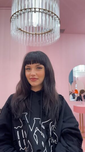 Mirela Balić Instagram - Still in shock but loving it !! 🖤🖤🖤
Gracias @nimsalon y @natalia__infantes x dejarme siempre tan bella para mis nuevos personajes y aventuras 🥶🌬️🚀🎬☺️💘🎥