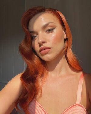 Mirela Balić Instagram - Díganle adiós a la Chloe-JessicaRabbit-era. Se vienen cositas… !! 🥶🥶🥶🎬🎬🎥☘️✂️🥵💘🌊☺️