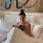 Mirela Balić Instagram - Cuatro días, tres ciudades especiales (la mía, el amado norte y Sevilla), dos clubs, un festival, nuevos amigos, varios procesos, una revolución, un par de hoteles, un avión, dos trenes, un libro, mi compañero de vida, la luna y flores, una bañera y una piscina , una enorme red de apoyo, un crush, mucha comida, poco sueño, casi verano y todo ello llena de amor e infinita gratitud. Gracias por el cuidado, siempre @onlyyouhotelsevilla