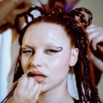 Mirela Balić Instagram - Making of de cuando fui Grimes for @zorraslaserie 🖤 Másters of beauty : @ivangomez @veroluna.makeup @maccosmetics @goldwell_es Capturado por mi amado @andresgarlujan 💋