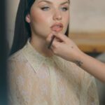 Mirela Balić Instagram - @mirela_balic lo tiene claro: no puede ir a la cena de @zadigvoltaire y Vogue España sin el bolso estrella de la temporada, el modelo ‘Sunny’ de la firma francesa ✨ #zadigvoltaire #zadigetvoltaire