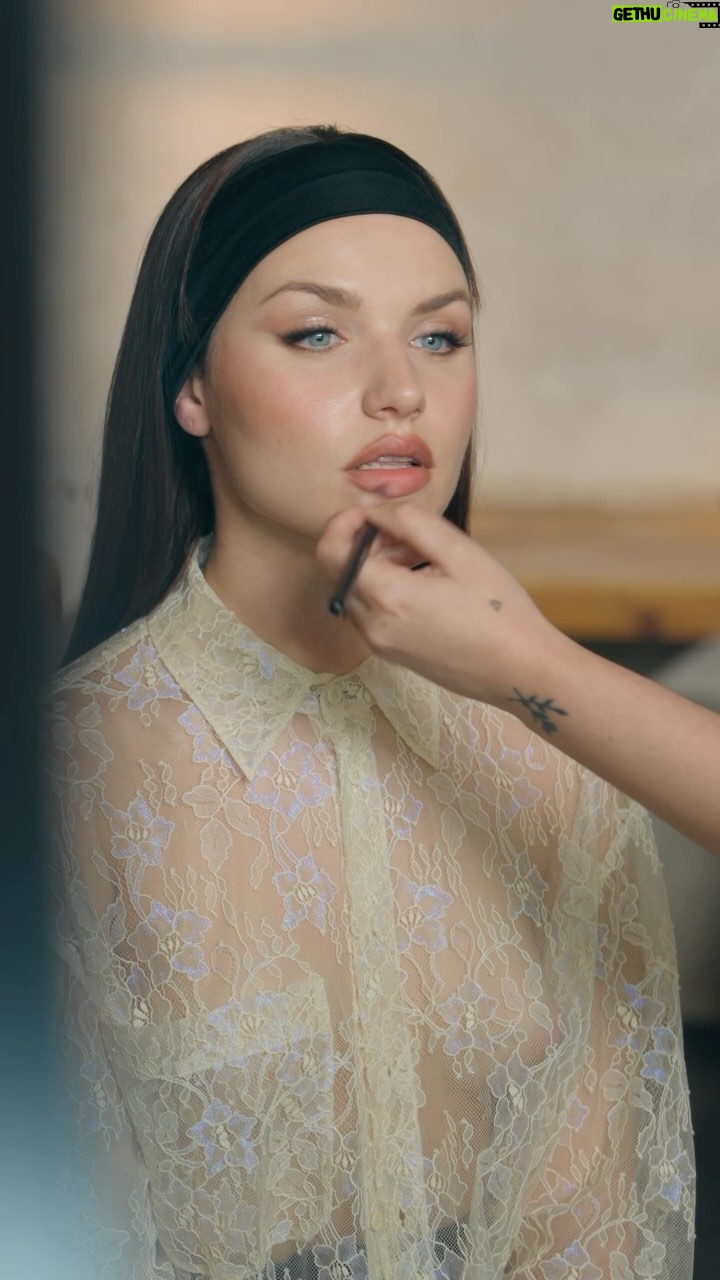 Mirela Balić Instagram - @mirela_balic lo tiene claro: no puede ir a la cena de @zadigvoltaire y Vogue España sin el bolso estrella de la temporada, el modelo ‘Sunny’ de la firma francesa ✨ #zadigvoltaire #zadigetvoltaire