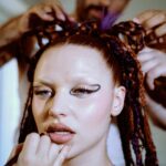 Mirela Balić Instagram - Making of de cuando fui Grimes for @zorraslaserie 🖤 Másters of beauty : @ivangomez @veroluna.makeup @maccosmetics @goldwell_es Capturado por mi amado @andresgarlujan 💋