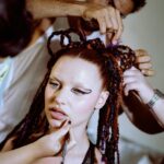 Mirela Balić Instagram - Making of de cuando fui Grimes for @zorraslaserie 🖤 Másters of beauty : @ivangomez @veroluna.makeup @maccosmetics @goldwell_es Capturado por mi amado @andresgarlujan 💋