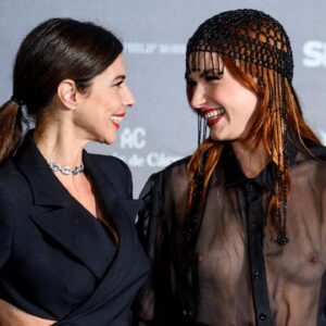 Mirela Balić Instagram - En la vida real nos queremos hasta más y mejor que Carmen y Chloe. 💘 @maribelverdu 
 
De la noche en la que premiaron a la mami en los premios @yodona al poder femenino. Yo ya tengo el mío y es habernos conocido. ✨

Mis parteners siempre a mi lado @houseoflukemartin y @sofia.camarenaa 
Thanks to @yslbeauty 🖤