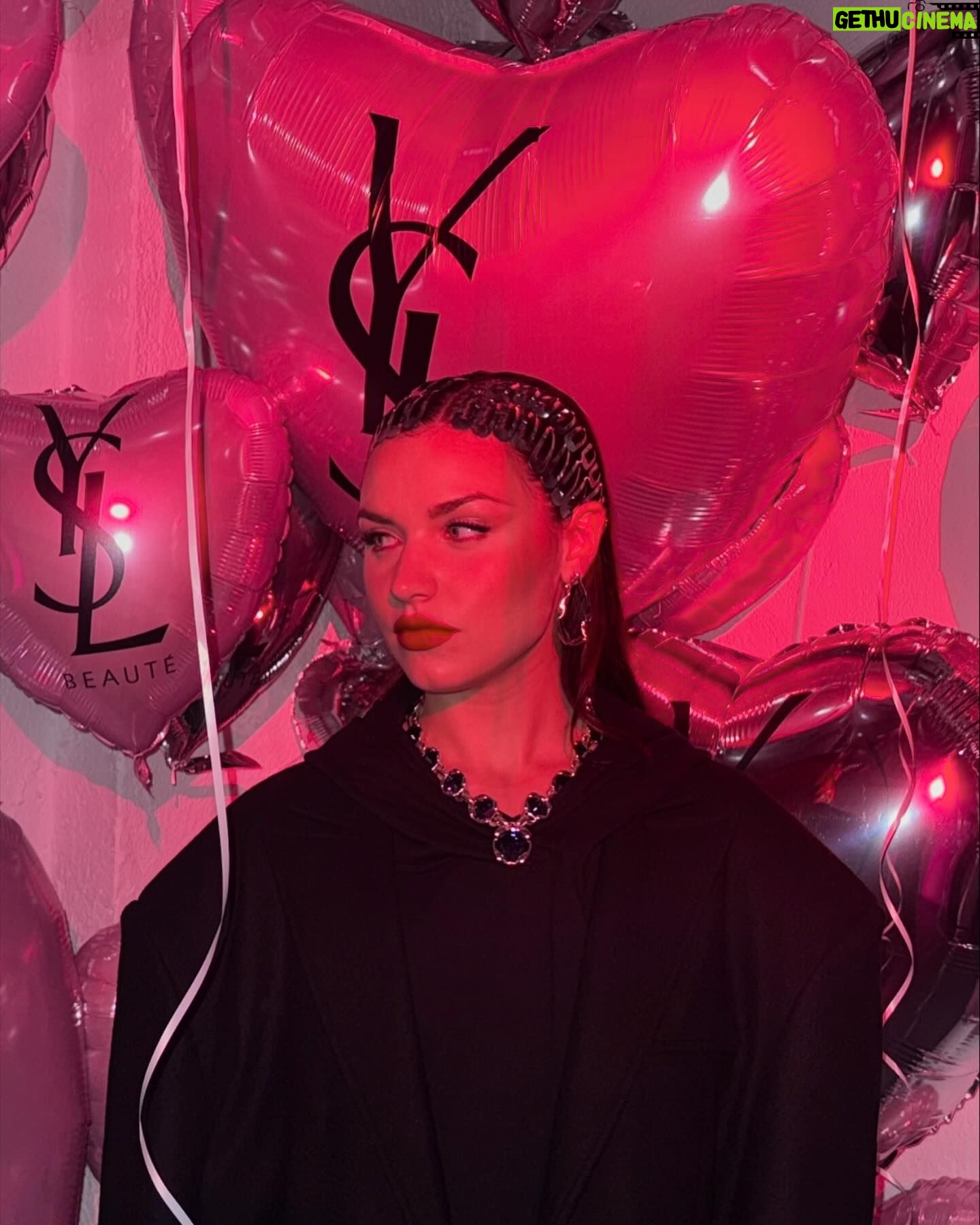 Mirela Balić Instagram - Wonderful night at the YSL Loveshine launch in Madrid. @yslbeauty #yslbeauty #makeuplook 🌹 • Muah @sofia.camarenaa @yslbeauty Wearing @acromatyx_official @unode50 @houseoflukemartin