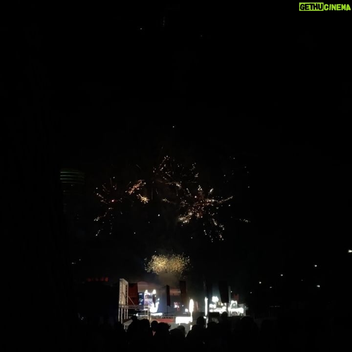 Mirela Balić Instagram - Cuatro días, tres ciudades especiales (la mía, el amado norte y Sevilla), dos clubs, un festival, nuevos amigos, varios procesos, una revolución, un par de hoteles, un avión, dos trenes, un libro, mi compañero de vida, la luna y flores, una bañera y una piscina , una enorme red de apoyo, un crush, mucha comida, poco sueño, casi verano y todo ello llena de amor e infinita gratitud. Gracias por el cuidado, siempre @onlyyouhotelsevilla