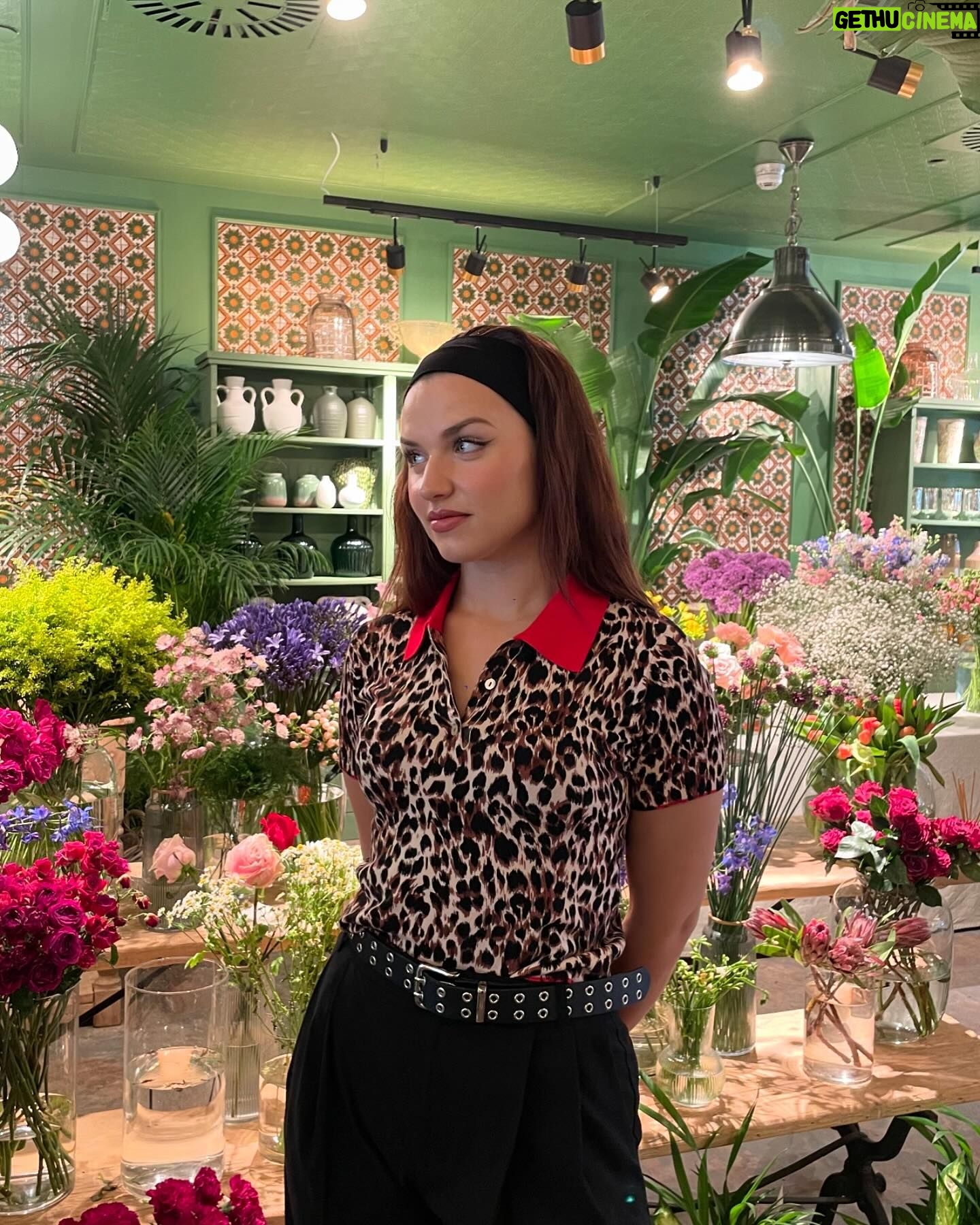 Mirela Balić Instagram - Cuatro días, tres ciudades especiales (la mía, el amado norte y Sevilla), dos clubs, un festival, nuevos amigos, varios procesos, una revolución, un par de hoteles, un avión, dos trenes, un libro, mi compañero de vida, la luna y flores, una bañera y una piscina , una enorme red de apoyo, un crush, mucha comida, poco sueño, casi verano y todo ello llena de amor e infinita gratitud. Gracias por el cuidado, siempre @onlyyouhotelsevilla