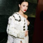 Mirela Balić Instagram – Gracias a todos los compañer@s, amigos y prensa que habéis visibilizado y alzado la voz ante esta inadmisible situación . A estas alturas cuesta creer que aún tengamos que luchar por este tipo de comentarios que a tant@s les parece inofensivo y que son el trasfondo de abusos mucho mayores. No queremos espacios peligrosos. Ni callarnos. Ni correr tupido velo sobre este tipo de agresiones. 
Hay que pasar a la acción. Defender con firmeza, visibilizar y denunciar.
Así ha sido y de corazón agradezco esta revolución que ha ocurrido gracias al apoyo y sostén de tod@s vosotr@s.
Qué bonito ver que me arropa una red segura de amigos y compañer@s dentro y fuera de la profesión que saldrán a defender lo que no habría ni que cuestionar si quiera. Me siento afortunada y protegida. Gracias. Seguimos la lucha. Seguimos la revolución.

Gracias @sofia.camarenaa por apoyar mi revolución haciéndome sentir una diosa. @yslbeauty #yslbeauty #makeuplook 

Gracias @houseoflukemartin por tanto amigo. 
Pero sobretodo por expresar MI LIBERTAD a través de la moda como hacemos. Te quiero.

Gracias @dypcomunicacion por apoyarme y tomar medidas. Solo así cambian las cosas. 

Y por último, qué rabia me da que por este tipo de situaciones no esté hablando en primer lugar del enorme trabajo de los compañeros de #locomia Gracias por hacerme salir del visionado con más ganas de revolución que de silencio. ✨