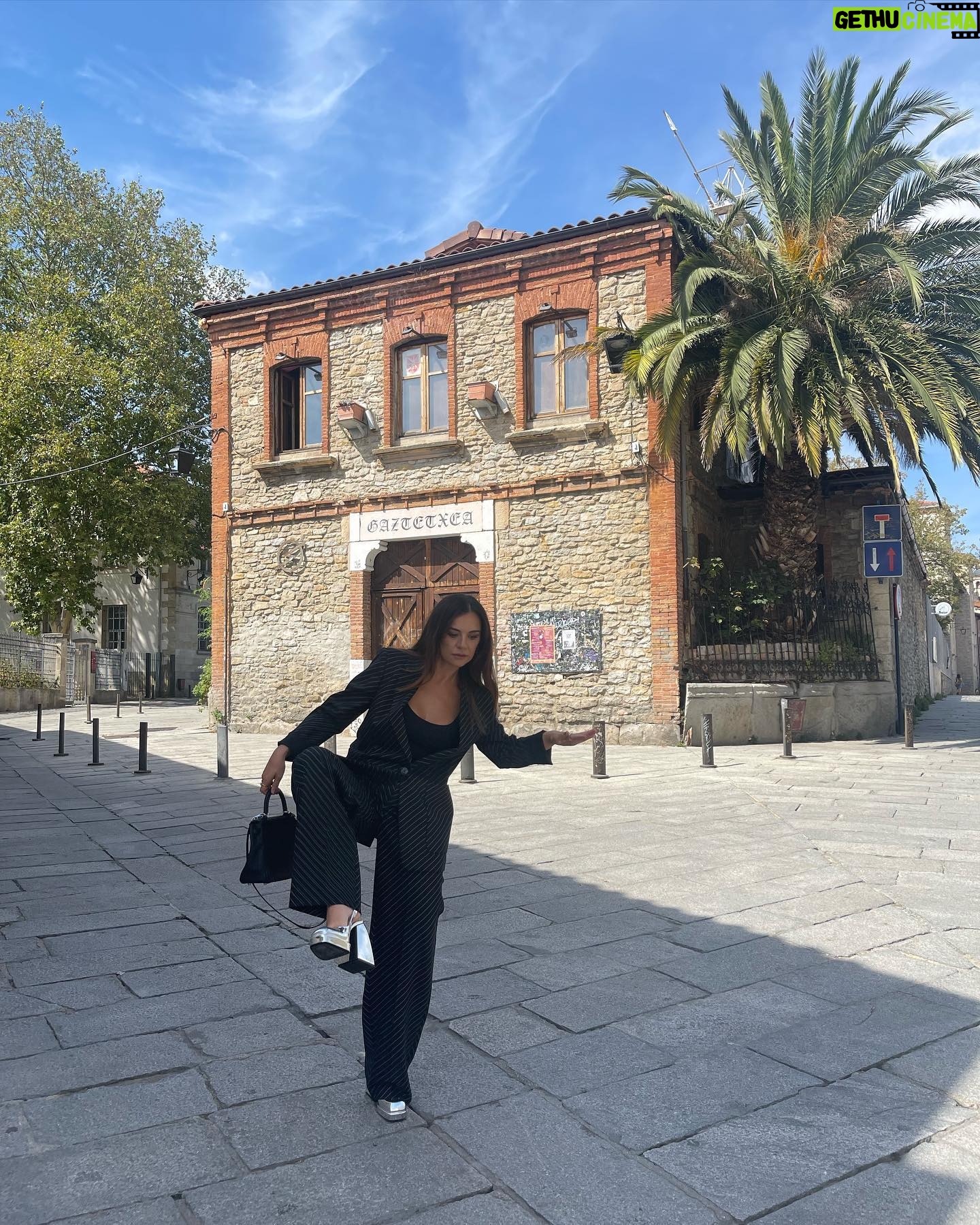 Miren Ibarguren - 19.7K Likes - Fascinada con @festval_oficial y con la segunda temporada de TODOS MIENTEN que presentamos. Y con mis zapatos nuevos, no te voy a engañar.