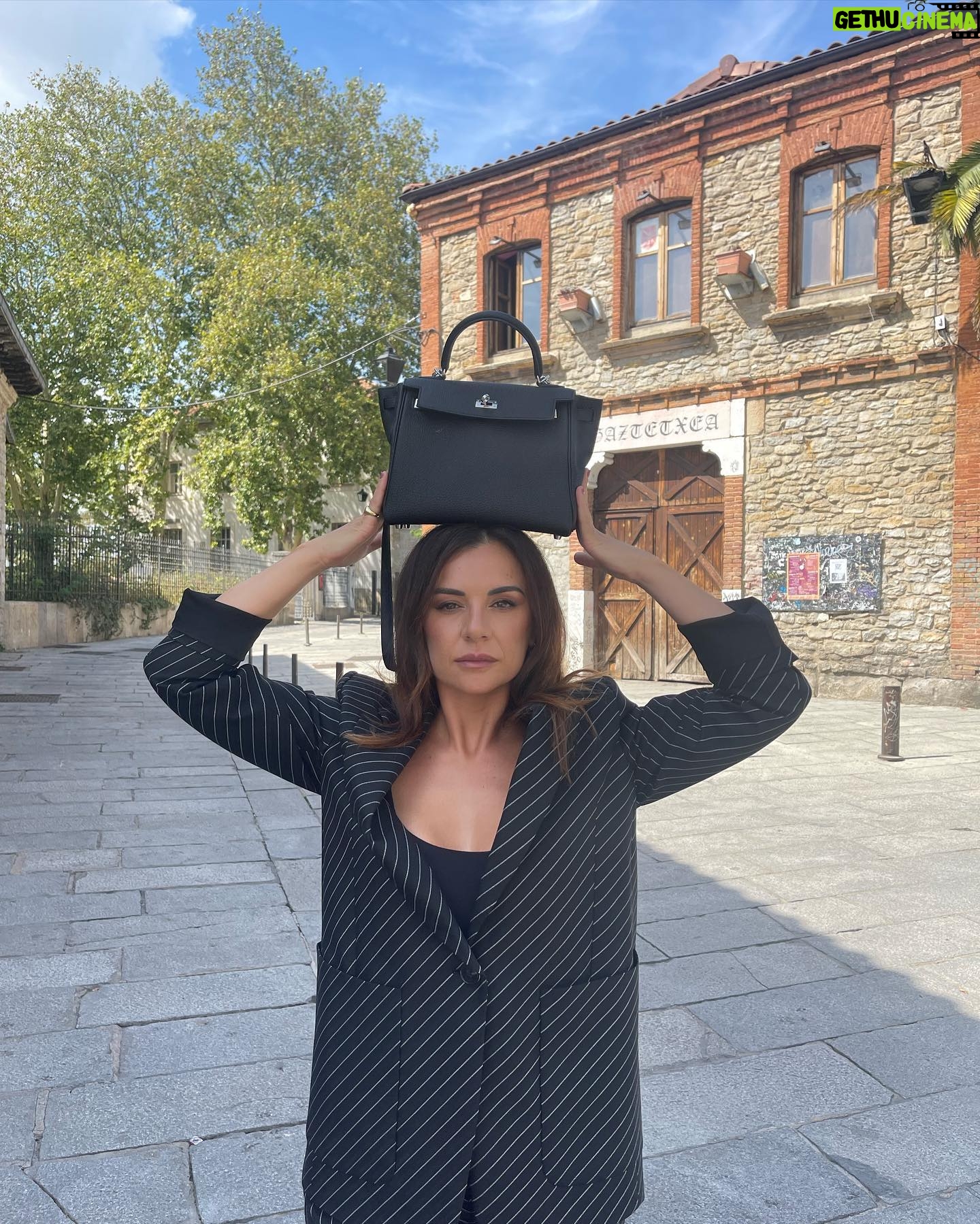 Miren Ibarguren - 19.7K Likes - Fascinada con @festval_oficial y con la segunda temporada de TODOS MIENTEN que presentamos. Y con mis zapatos nuevos, no te voy a engañar.