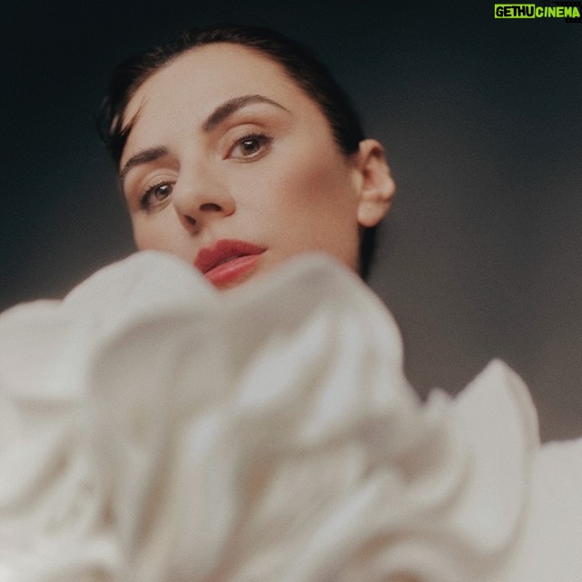 Miren Ibarguren Instagram - Dice que le gusta el “gamberreo” y que como madre aspira a “no ser perfecta”. Pero lo que no sabe Miren Ibarguren (@mirenib) es que su vis cómica y esa capacidad para hacernos empatizar con sus personajes no son de este mundo. Celebramos con ella su estilo, su sinceridad y, sobre todo, su sentido del humor. “A partir de los 40 pasamos de lo que opinen los demás. Y creo que ese es el mayor regalo que te hace la vida”, afirma. Descubre la entrevista completa en el número de InStyle de marzo. ¡Ya en tu quiosco! Por @chus.salido Fotografía @alvarogracia Realización @francescarinciari Maquillaje y peluquería @ricardocalerov Asistentes de realización @pilucavalverde y @candelagalcocer_ Asistentes de fotografía Gabo Boza y @cecilia_armand_ugon #instyle #instylemarzo #mirenibarguren