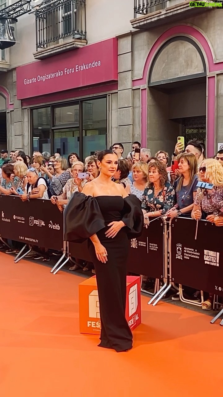 Miren Ibarguren - 13.4K Likes - En @festval_oficial presentando TODOS MIENTEN 2. Equipaso. 🥂💫 Vestidita por @joseherrerastylist y @samsanz . Maquilladita por @mariorubiio