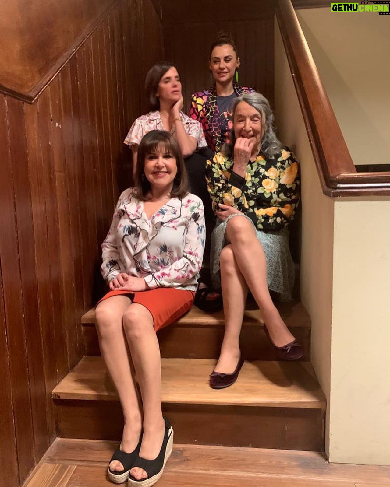 Miren Ibarguren - 17.9K Likes - Día de trabajo perfecto para un post cumpleaños. Con ellas. LQSA. 🥂
