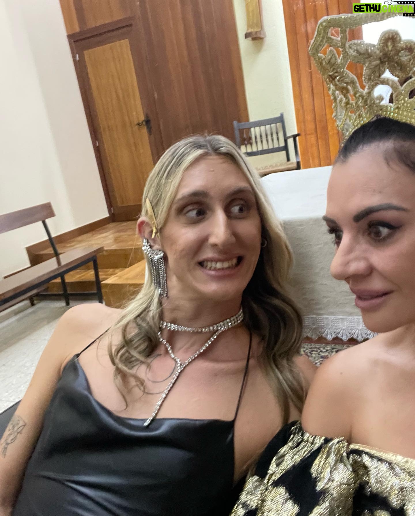 Miren Ibarguren - 40.4K Likes - La boda YOSCAR. Con est@s compañer@s al fin del mundo ¡Viva LA QUE SE AVECINA!