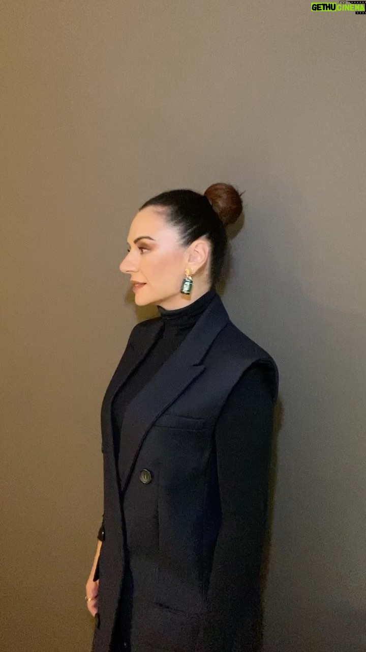 Miren Ibarguren - 8.3K Likes - Ayer en Almería me dieron el premio a mejor actriz de comedia. Gracias @festivalmeria por ponerme el corazón contento 🤍Gracias @guerlain por acompañarme y ponerme la cara linda. #guerlainmakeup