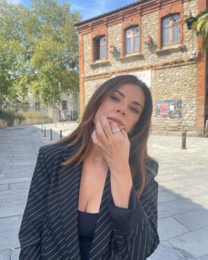 Miren Ibarguren Instagram - Fascinada con @festval_oficial y con la segunda temporada de TODOS MIENTEN que presentamos. Y con mis zapatos nuevos, no te voy a engañar.