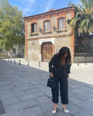 Miren Ibarguren Instagram - Fascinada con @festval_oficial y con la segunda temporada de TODOS MIENTEN que presentamos. Y con mis zapatos nuevos, no te voy a engañar.