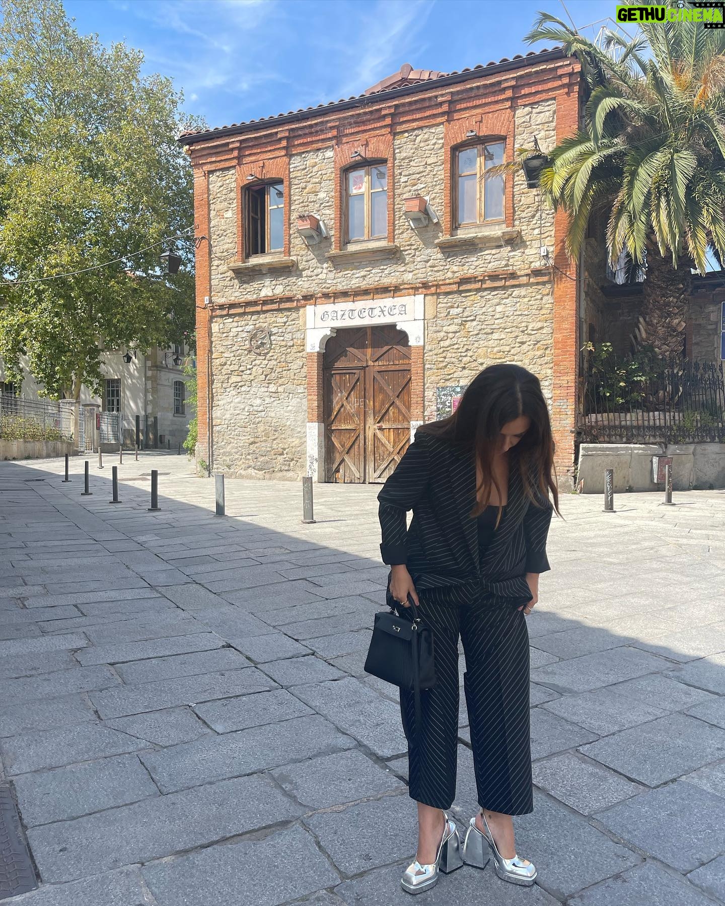 Miren Ibarguren - 19.7K Likes - Fascinada con @festval_oficial y con la segunda temporada de TODOS MIENTEN que presentamos. Y con mis zapatos nuevos, no te voy a engañar.